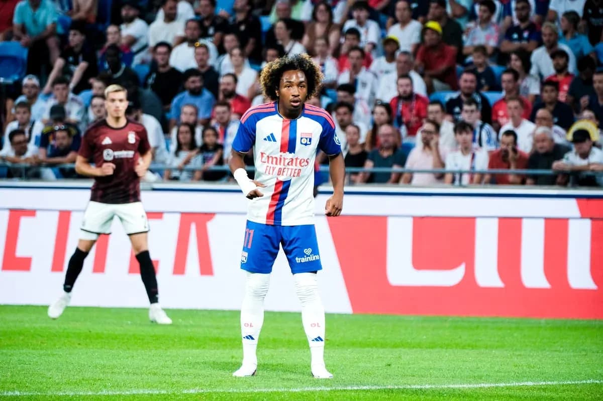 Joueur de l'OL sur le terrain pendant un match