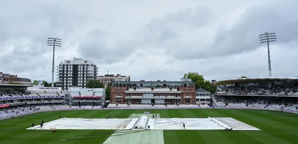 Terrain de cricket couvert par une bâche à Lord's