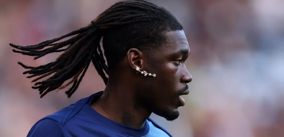 Joueur avec des dreadlocks et une boucle d'oreille