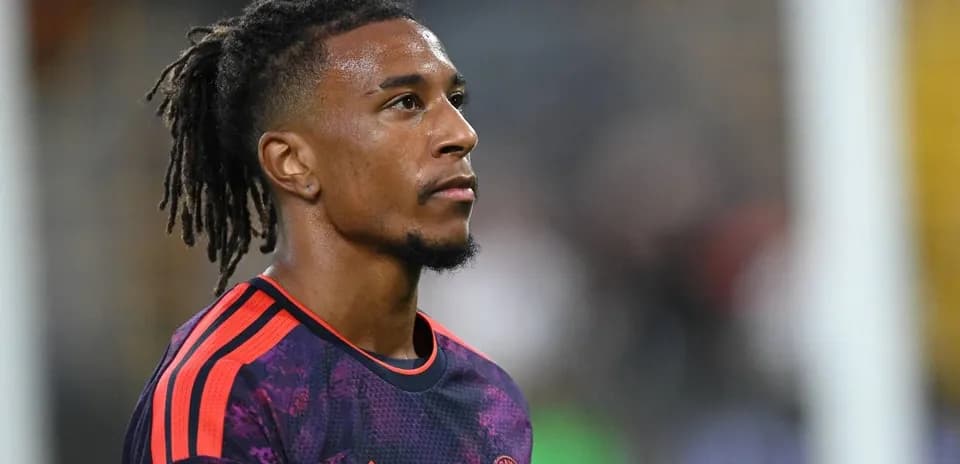 Joueur en maillot de Bayern Munich sur le terrain