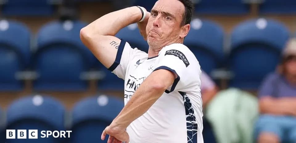 Joueur lançant une balle lors d'un entraînement