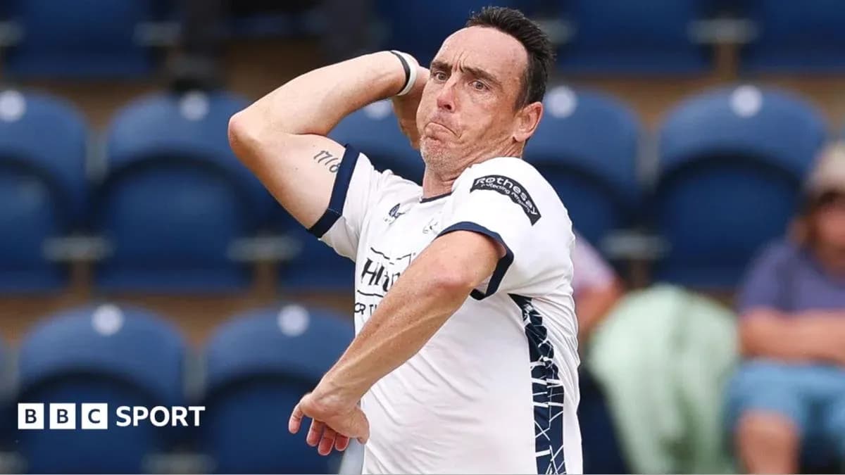 Joueur lançant une balle lors d'un entraînement