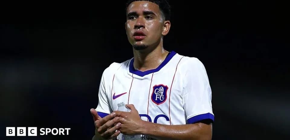 Joueur en maillot de Chelsea tenant une bouteille d'eau