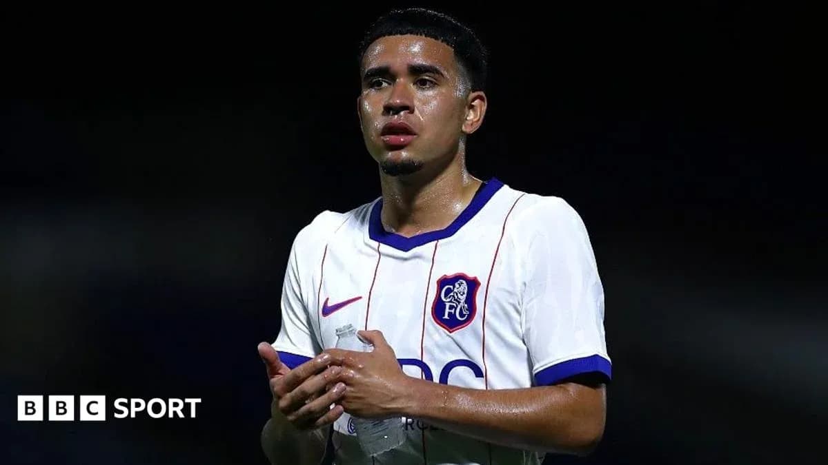 Joueur en maillot de Chelsea tenant une bouteille d'eau
