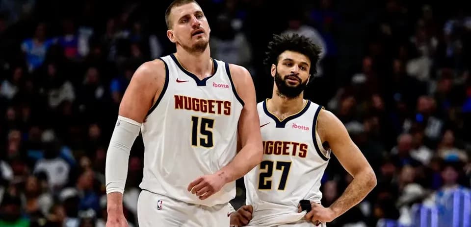 Deux joueurs des Nuggets marchant sur le terrain