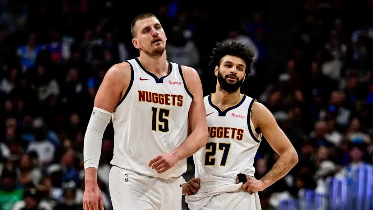 Deux joueurs des Nuggets marchant sur le terrain