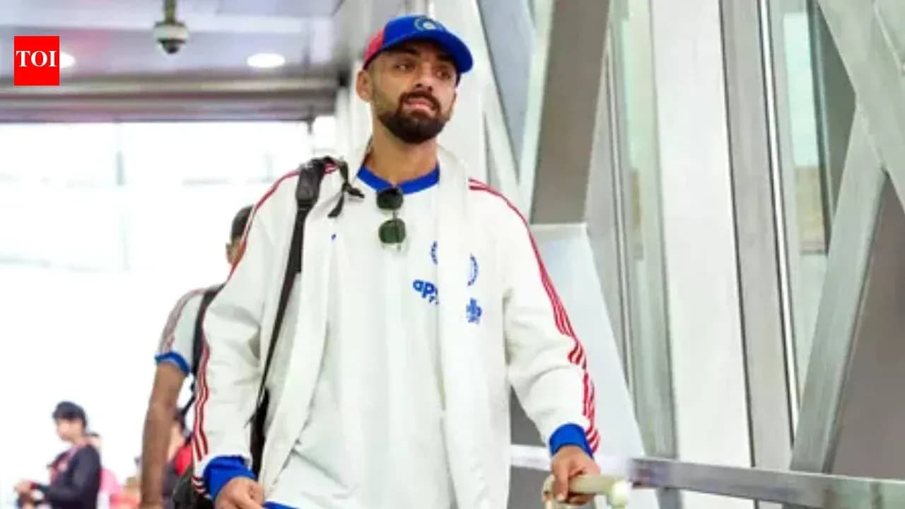 Joueur entrant dans un aéroport avec un bagage