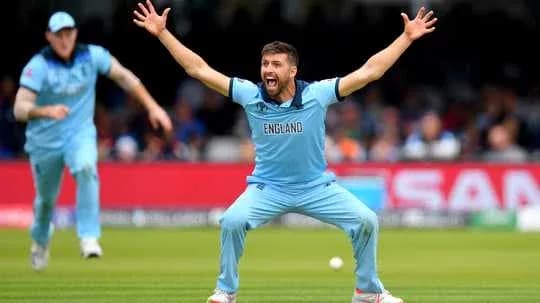 Joueur d'Angleterre célébrant une prise sur le terrain