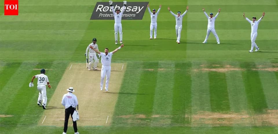Joueurs de cricket célébrant un wicket au match