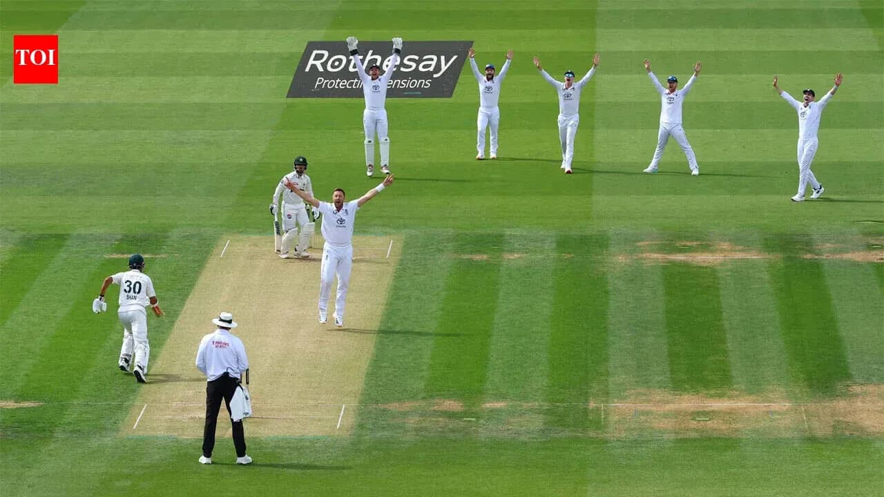 Joueurs de cricket célébrant un wicket au match
