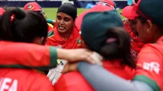 Joueuses de cricket du Bangladesh en cercle de discussion