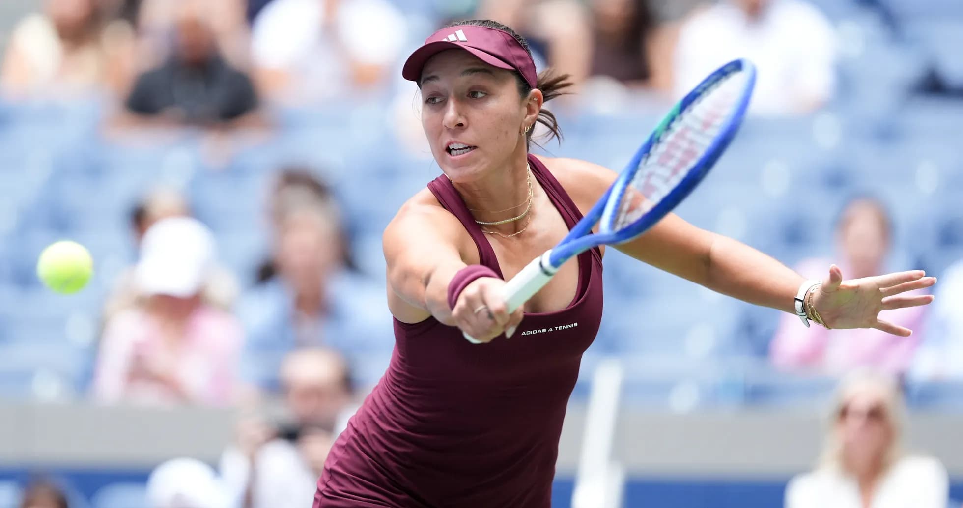 Joueuse de tennis frappant une balle en match