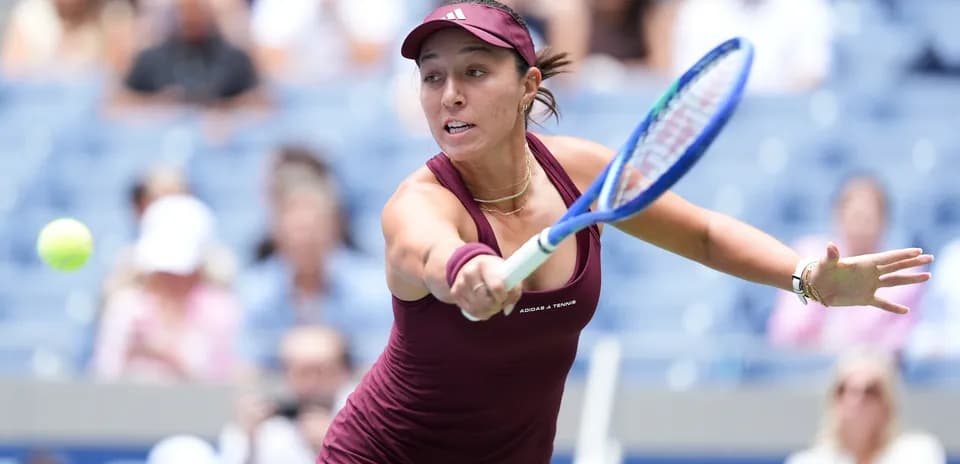 Joueuse de tennis frappant une balle en match