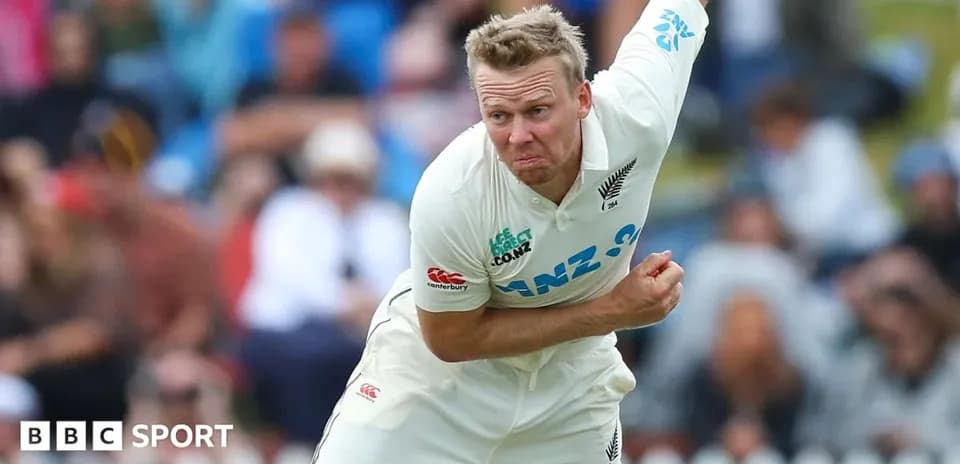 Joueur de cricket lançant une balle en plein match