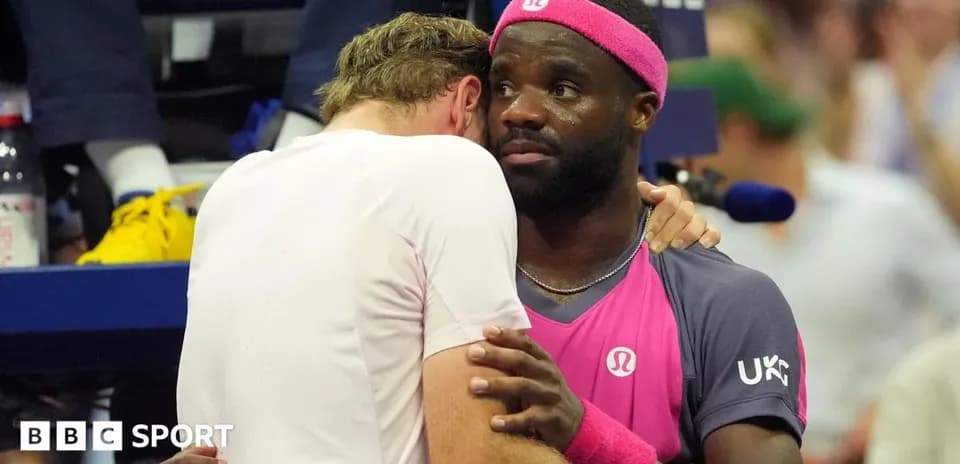 Joueurs se réconfortant après un match de tennis