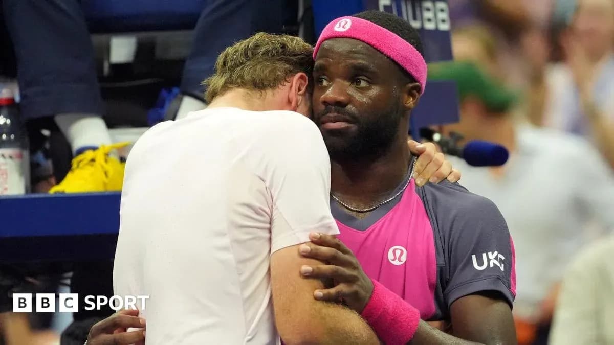 Joueurs se réconfortant après un match de tennis