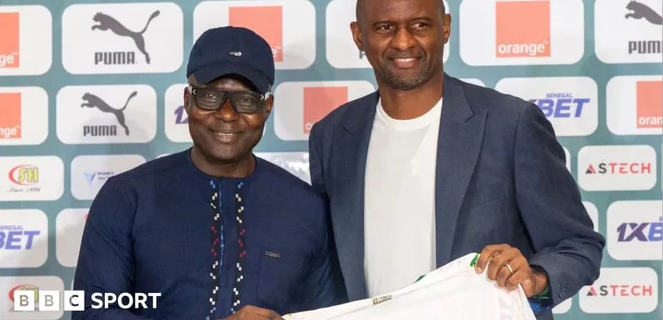 Deux hommes posant avec un maillot de football