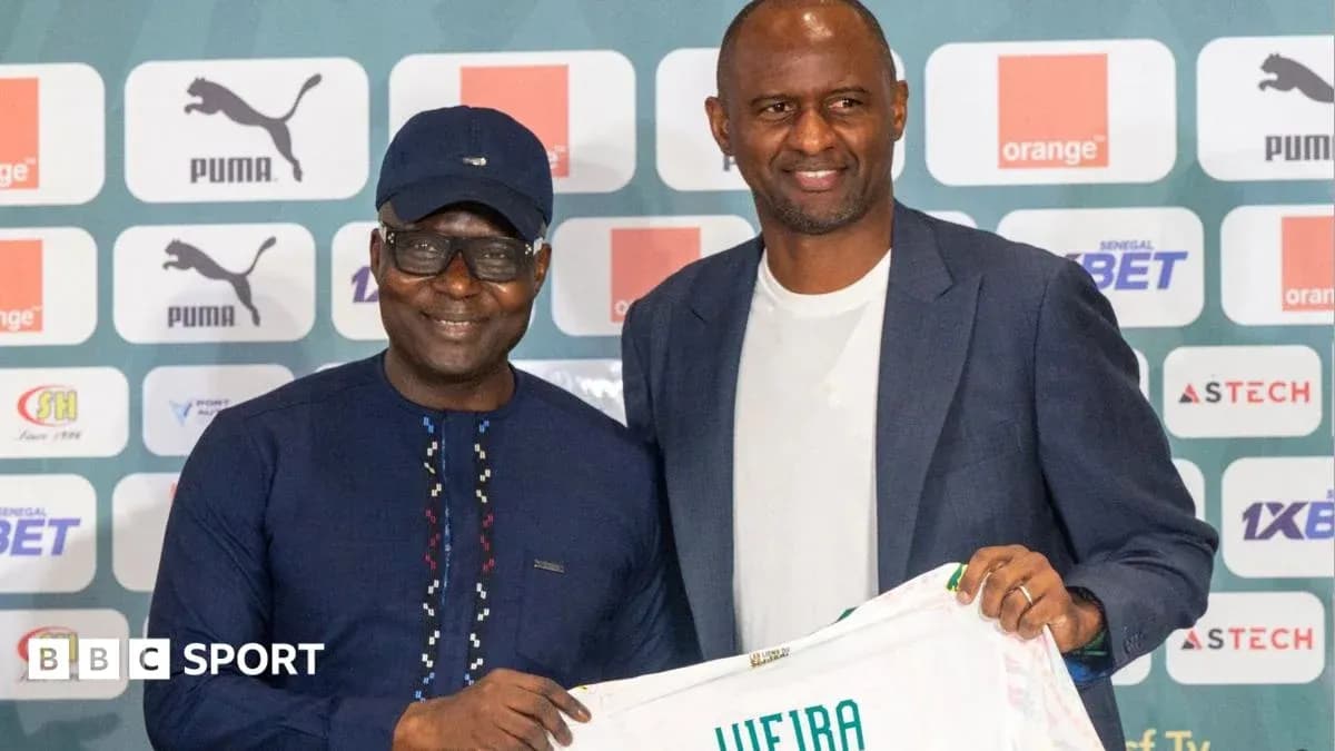 Deux hommes posant avec un maillot de football