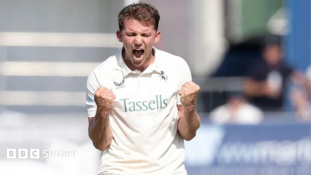 Joueur de cricket célébrant une prise réussie