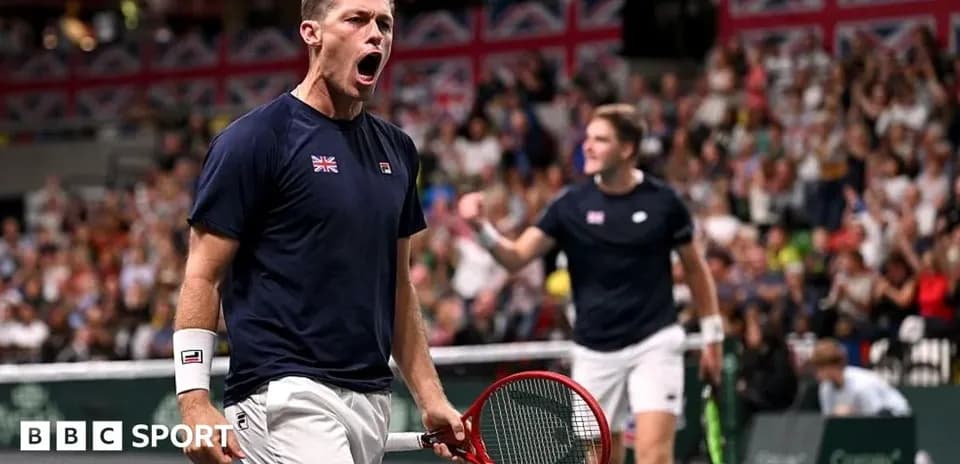 Joueur de tennis célébrant avec raquette sur le court