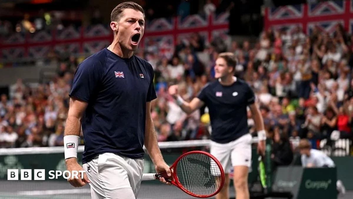 Joueur de tennis célébrant avec raquette sur le court