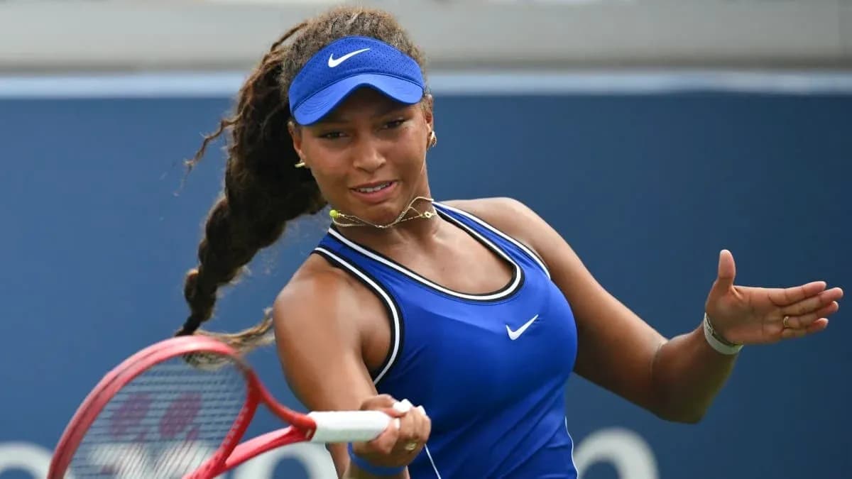 Joueuse de tennis en action sur le court