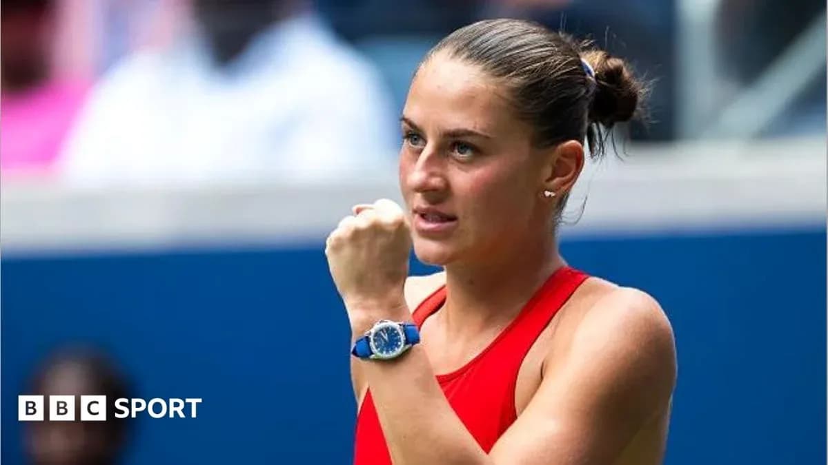 Joueuse de tennis levant le poing sur le court
