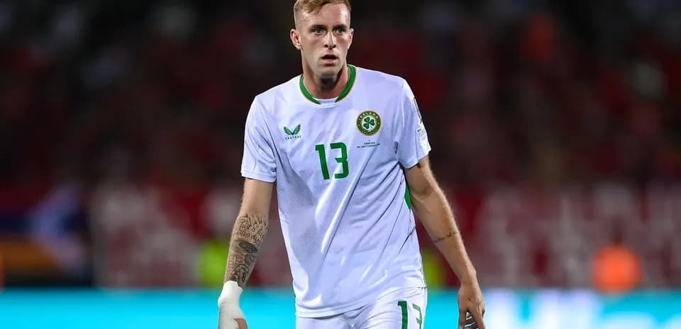 Joueur en maillot blanc d'Irlande sur le terrain