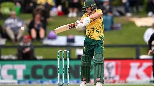 Batteur frappant la balle sur le terrain de cricket