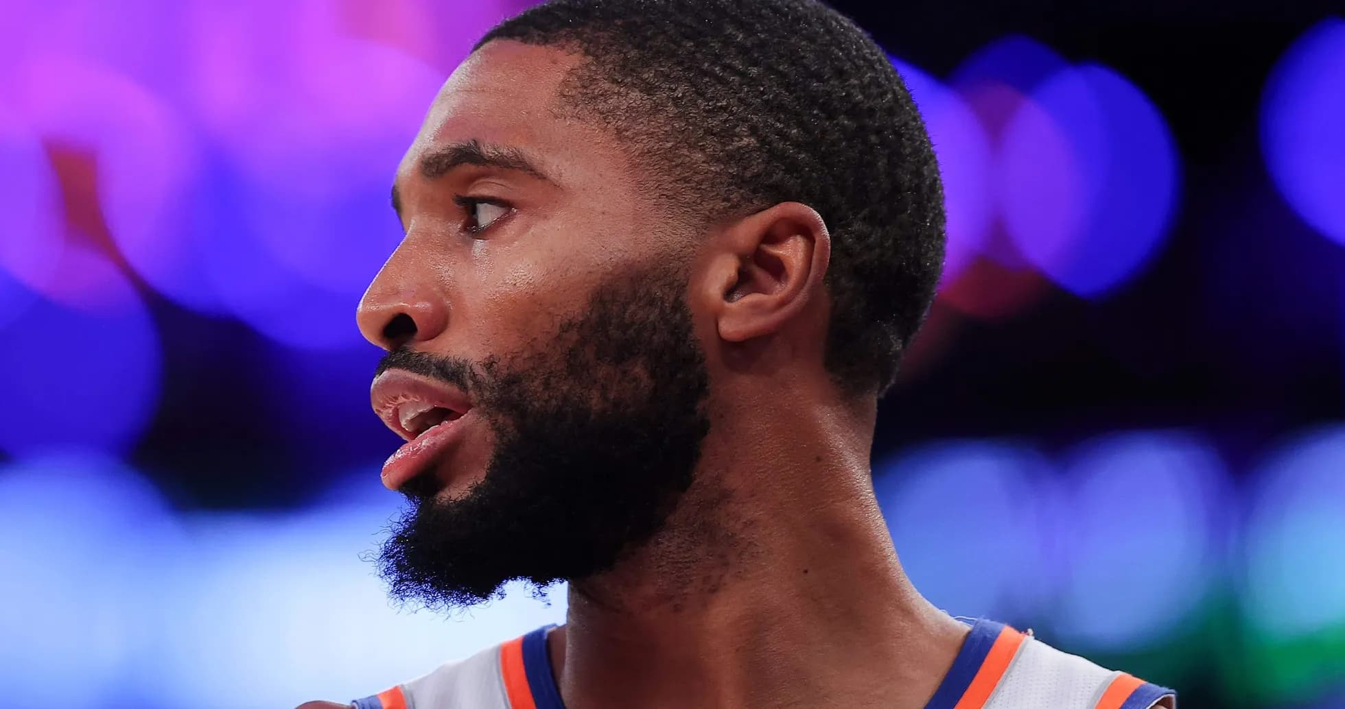 Joueur de basket-ball en profil sur le terrain