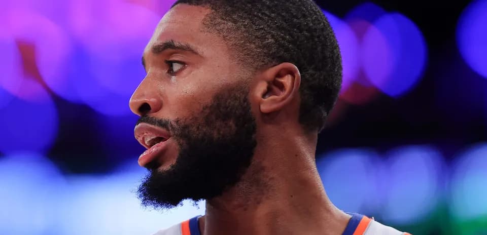 Joueur de basket-ball en profil sur le terrain