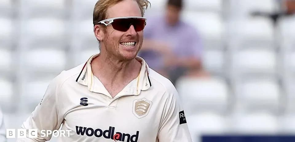 Joueur de cricket célébrant une prise réussie