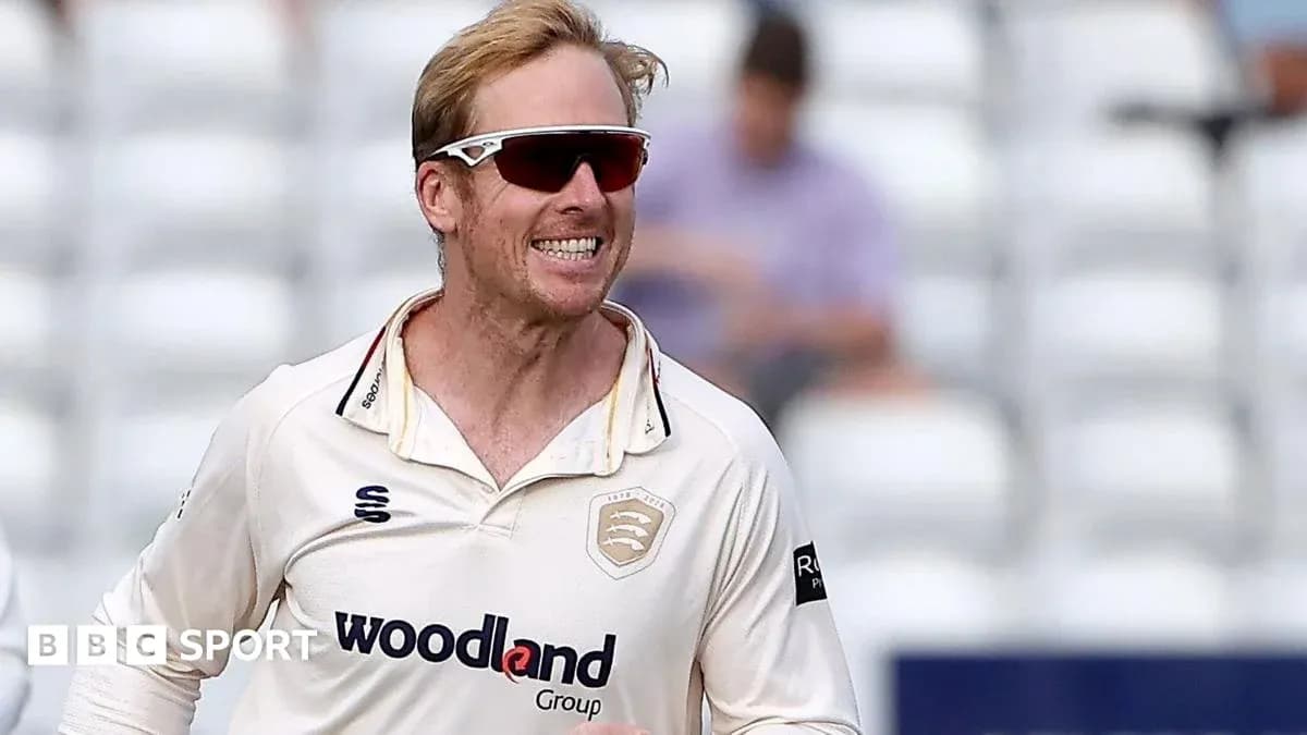 Joueur de cricket célébrant une prise réussie