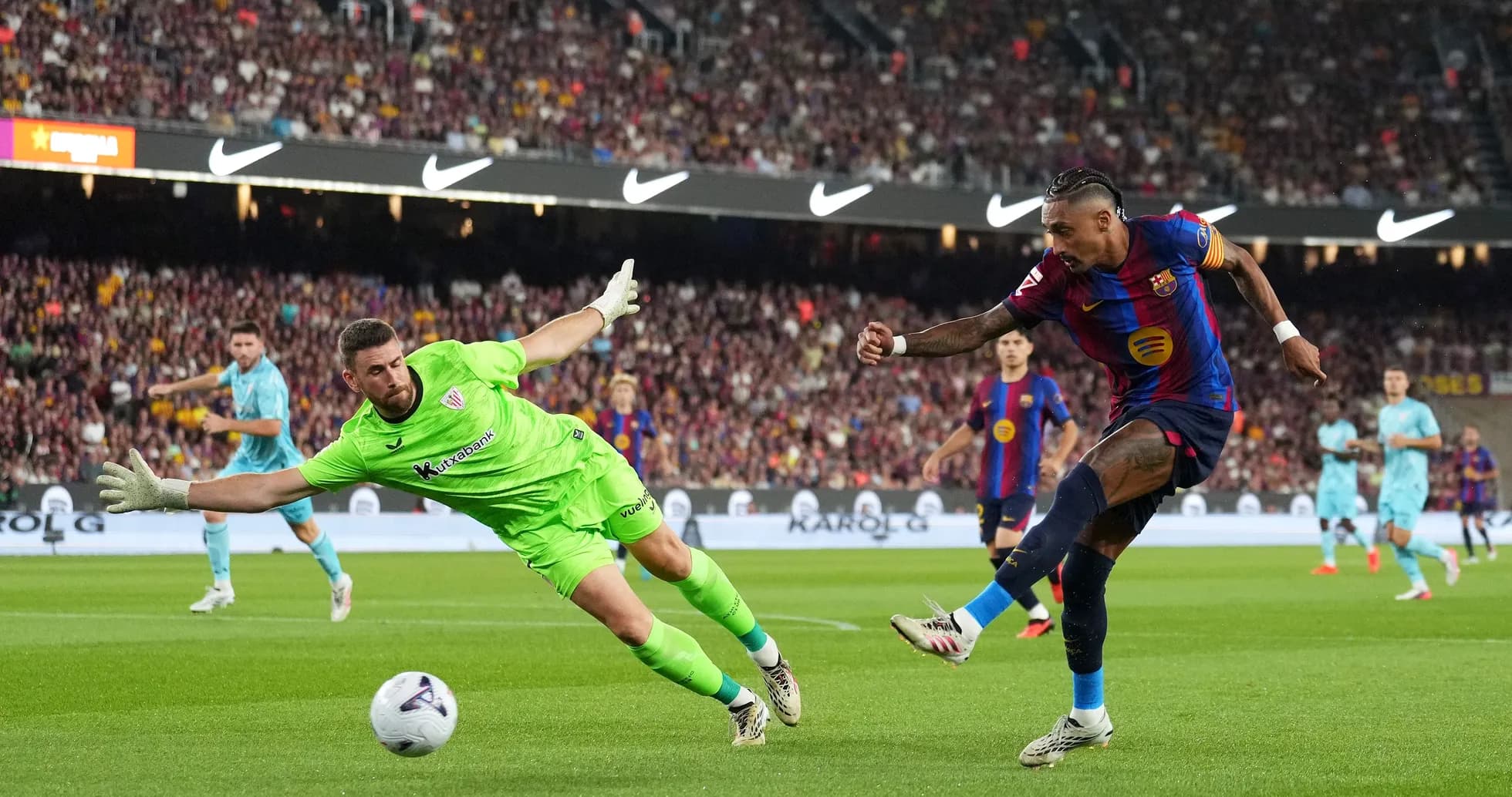 Joueur de Barcelone tirant au but contre le gardien