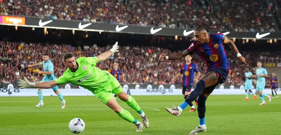 Joueur de Barcelone tirant au but contre le gardien