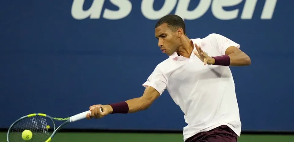 Joueur de tennis frappant une balle au US Open