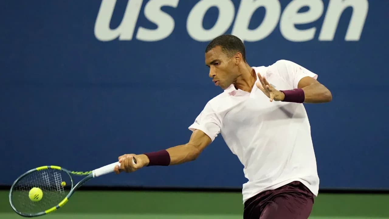 Joueur de tennis frappant une balle au US Open