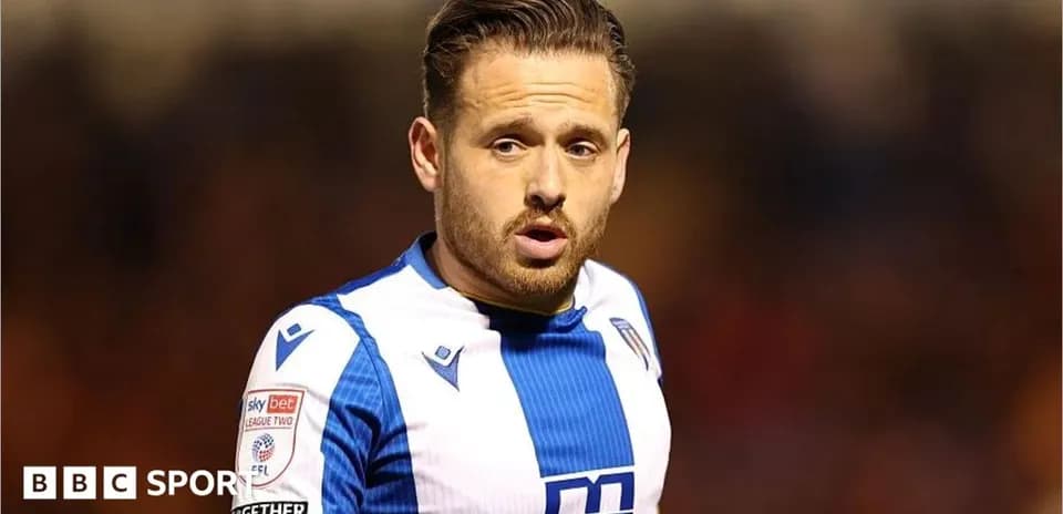 Joueur en uniforme de football regardant le terrain