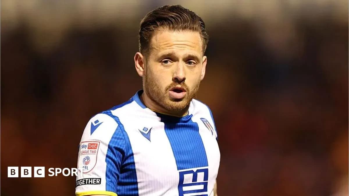 Joueur en uniforme de football regardant le terrain