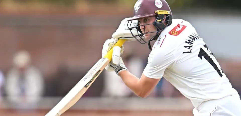Batteur frappant la balle lors d'un match de cricket
