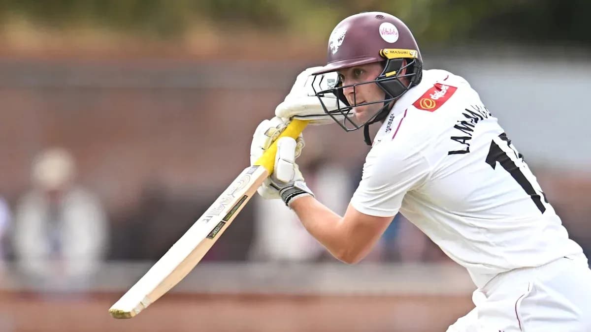 Batteur frappant la balle lors d'un match de cricket