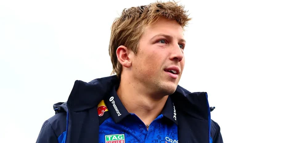 Conducteur de Formule 1 portant une veste de l'équipe