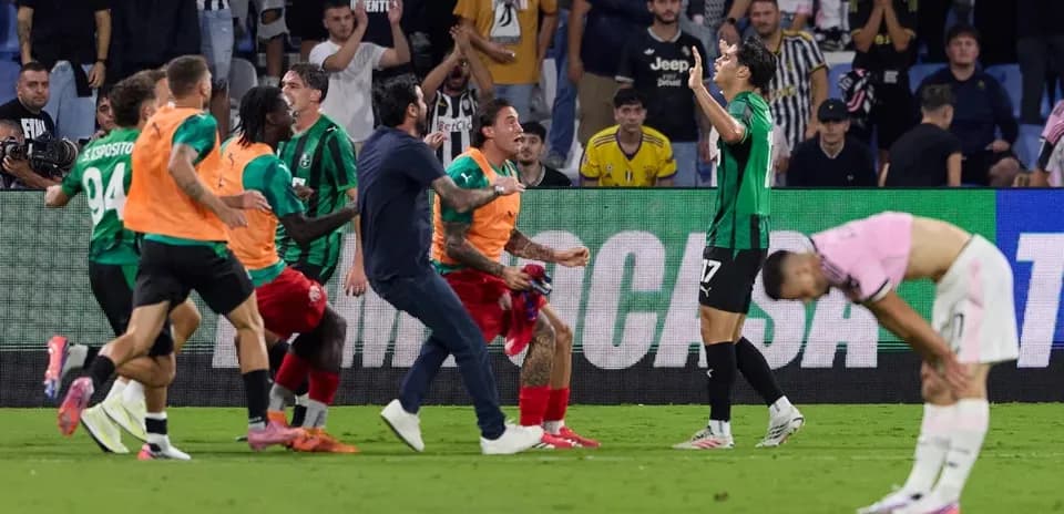 Joueurs célébrant après un but lors du match