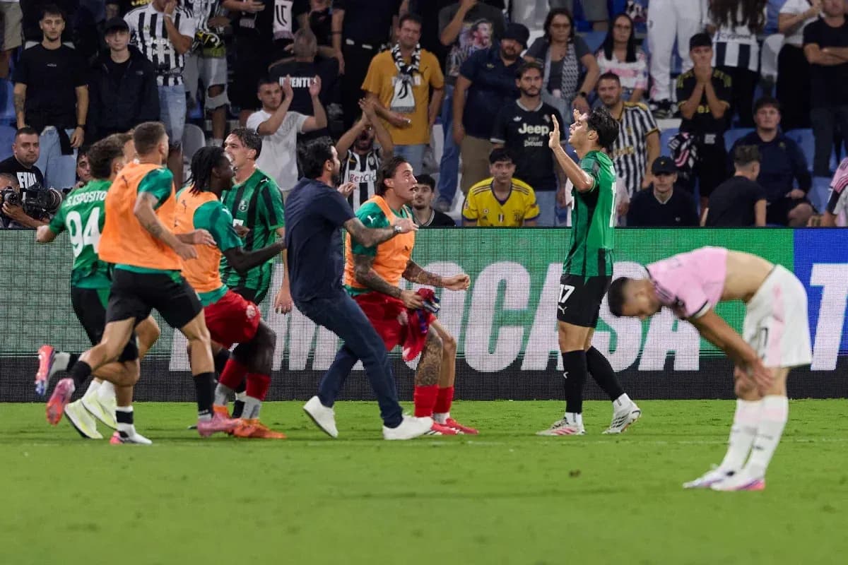 Joueurs célébrant après un but lors du match