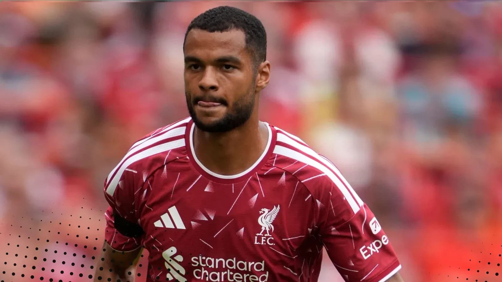 Joueur de Liverpool en maillot rouge sur le terrain