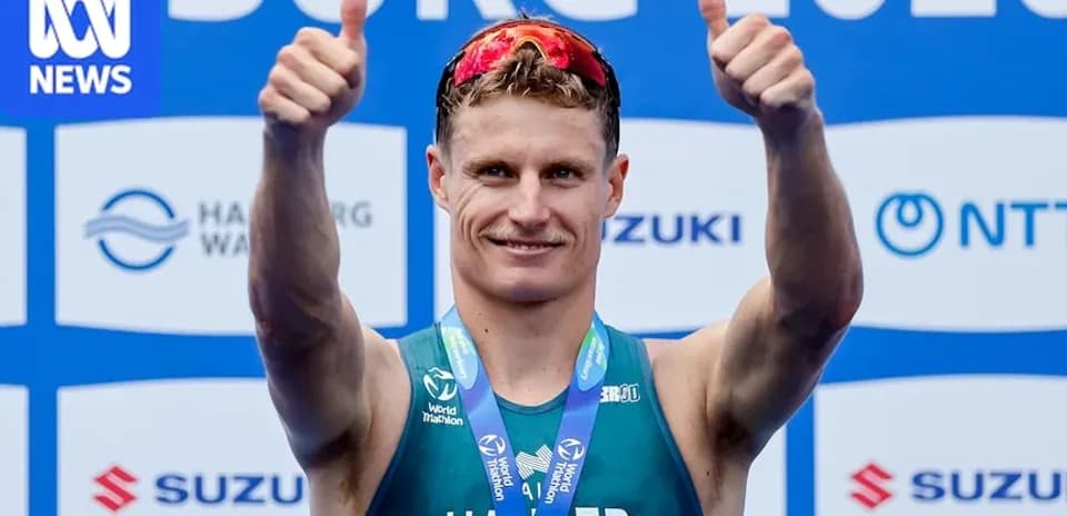 Athlète célébrant avec un pouce levé après la course