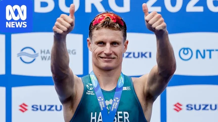 Athlète célébrant avec un pouce levé après la course