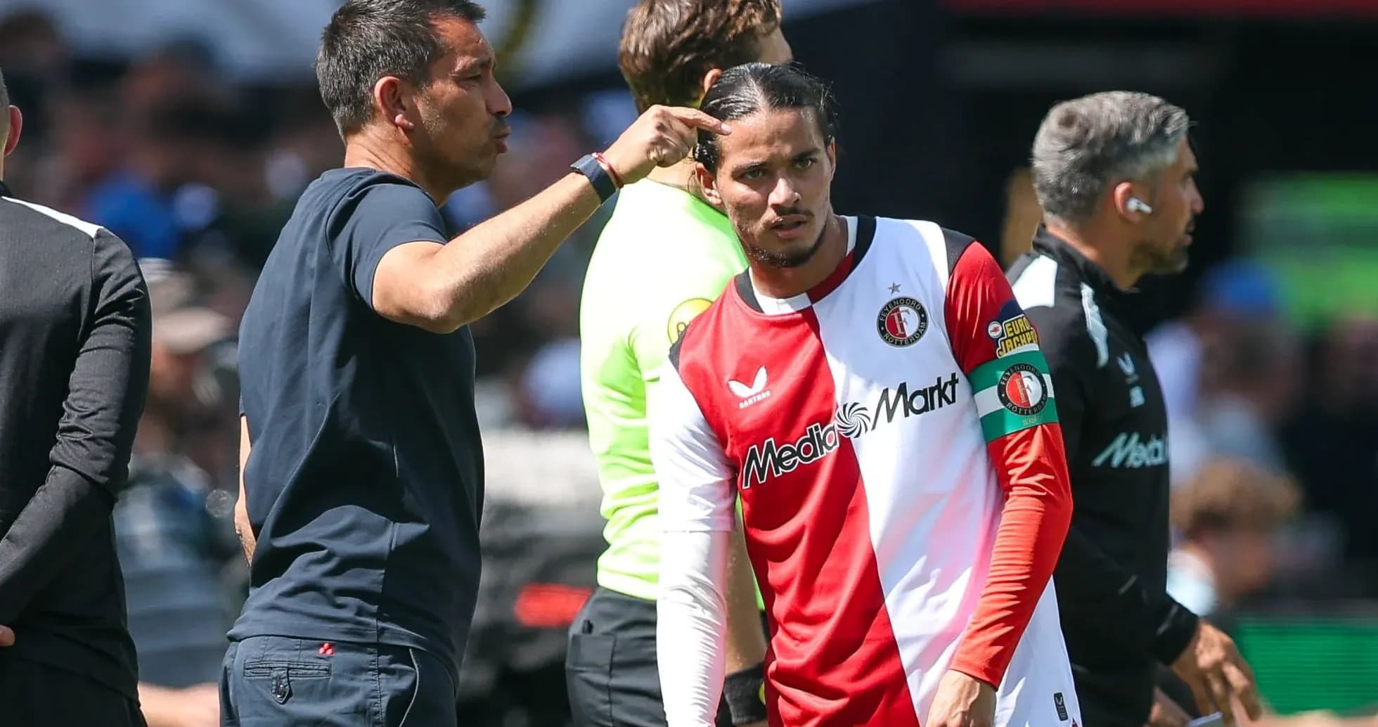 Entraîneur donnant des instructions à un joueur de Feyenoord