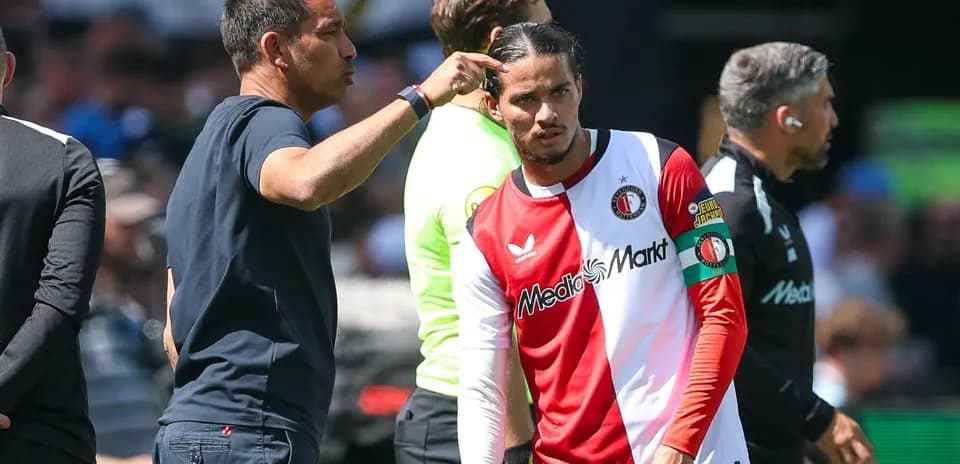 Entraîneur donnant des instructions à un joueur de Feyenoord