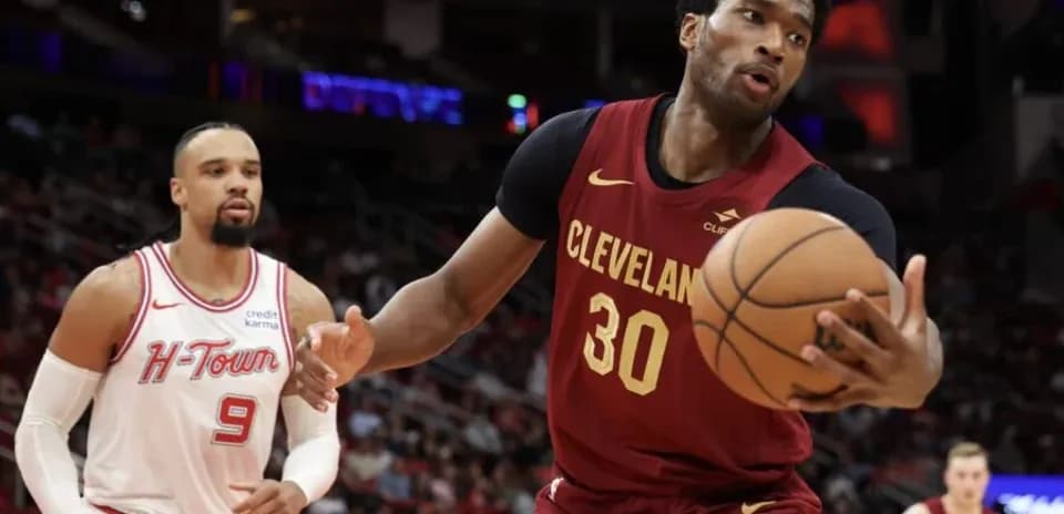 Joueur de Cleveland dribblant le ballon pendant le match